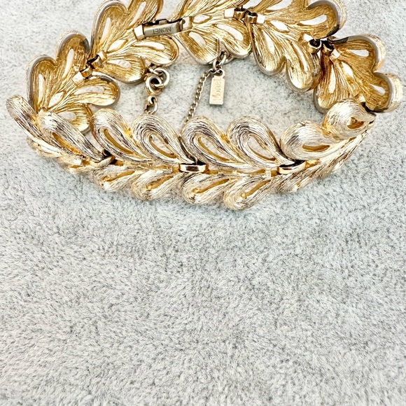 Vintage Signed Monet Chucky Textured Gold Tone Safety Clasp Link Bracelet - Picture 5 of 5